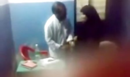 شهوت و مادر بالغ یک ناپدری جوان را پر بیننده ترین سکس دنیا در رختخواب می گیرد