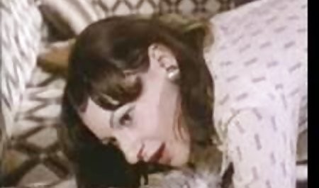 دو نفر از لزبین ها سکسی ترین فیلم سینمایی دنیا روی نیمکت بزرگ بوسه بلند و پرشور بوسه می زنند ، در حالی که آنها می توانند لباس بپوشند ، یک دوست شروع به لیسیدن بیدمشک بلوند در جوراب ساق بلند می کند و رابطه جنسی برقرار می کند