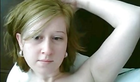 ابتدا به او لیس زد و سپس با این اسباب بازی شروع به محافظت از حلقه کوچک تنگ اولین فیلم سکسی جهان او کرد.