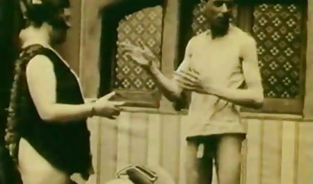 یک غرفه جوان ، لیس آبدار خیس خود را با یک استمناء شیرین در حالی که تماشای شکل خود را به طور شیرین خودارضایی هنگام خوابیدن روی یک مبل بزرگ است ، لیز می کند و این زیبایی با یک از blowjob خوب به او پاداش قشنگ ترین فیلم سکسی دنیا می دهد
