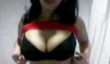 بلوند پرشور ، خسته از شهوت ، حمام ، بدن فلم های سکس جهان شگفت انگیز خود را با کف پوشانده و سپس می خواهد ادامه دهد و خواستار کمک پسری است